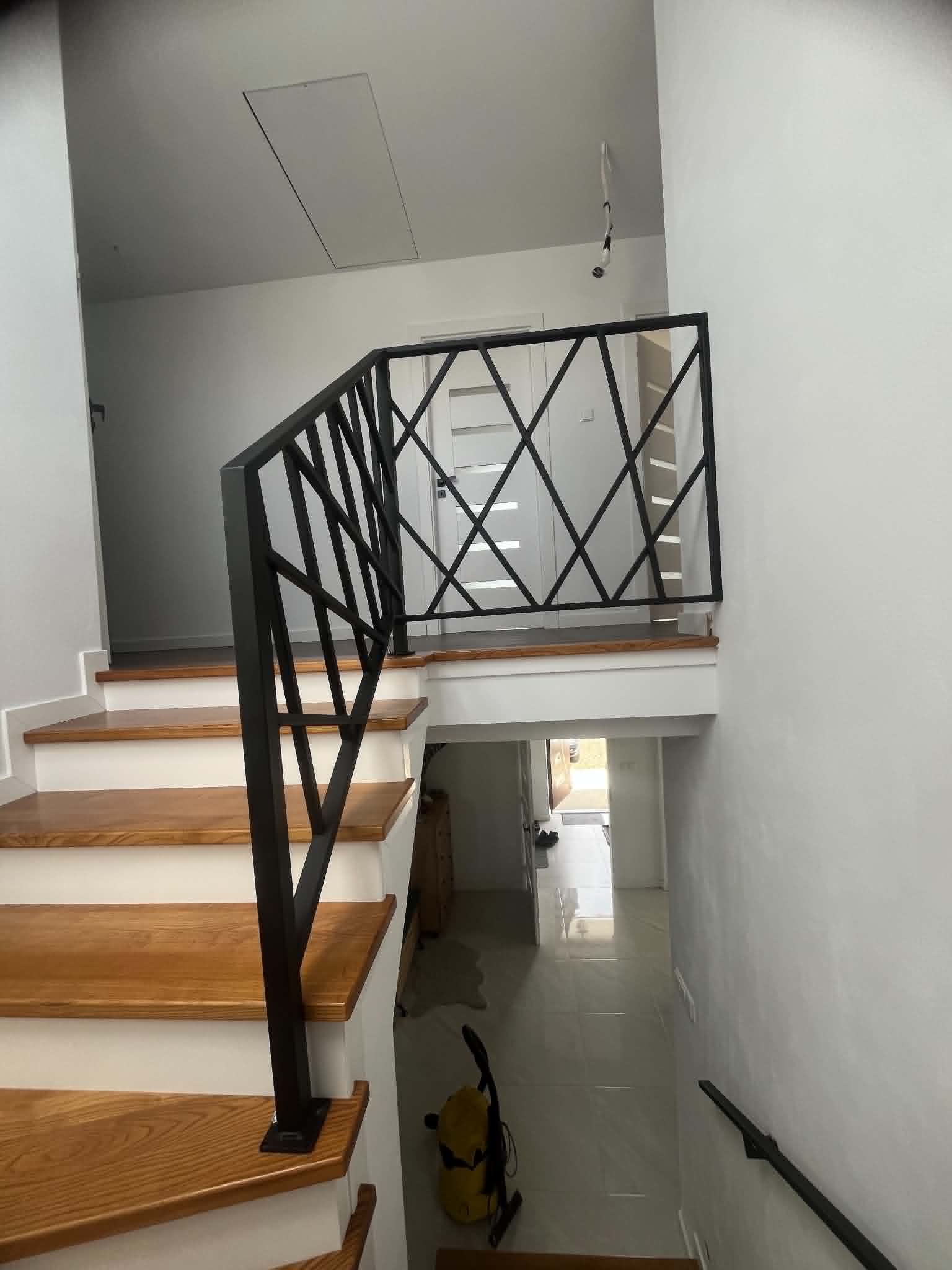Geometryczna balustrada schodowa loft w układzie rombów