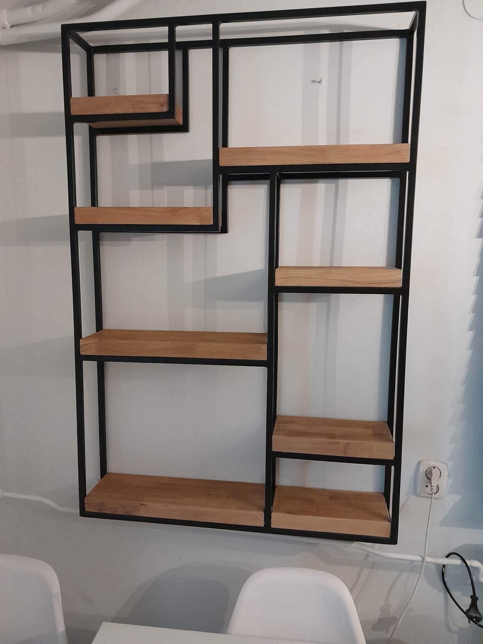 Modułowy regał ścienny loft z profili stalowych i drewna dębowego